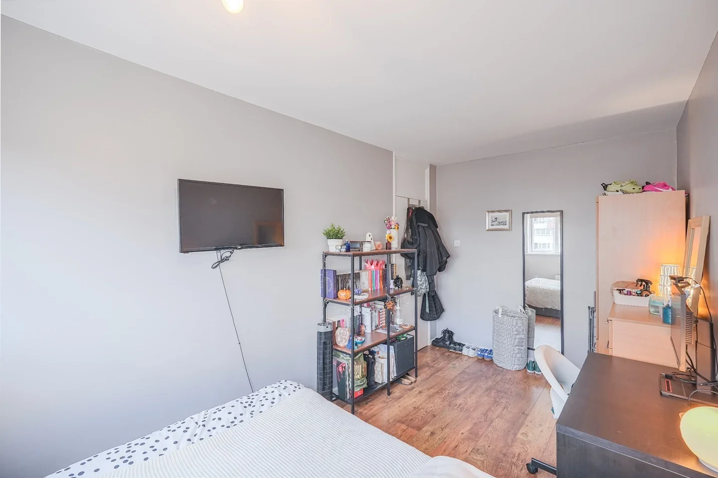 Room Wick Road in Greater London