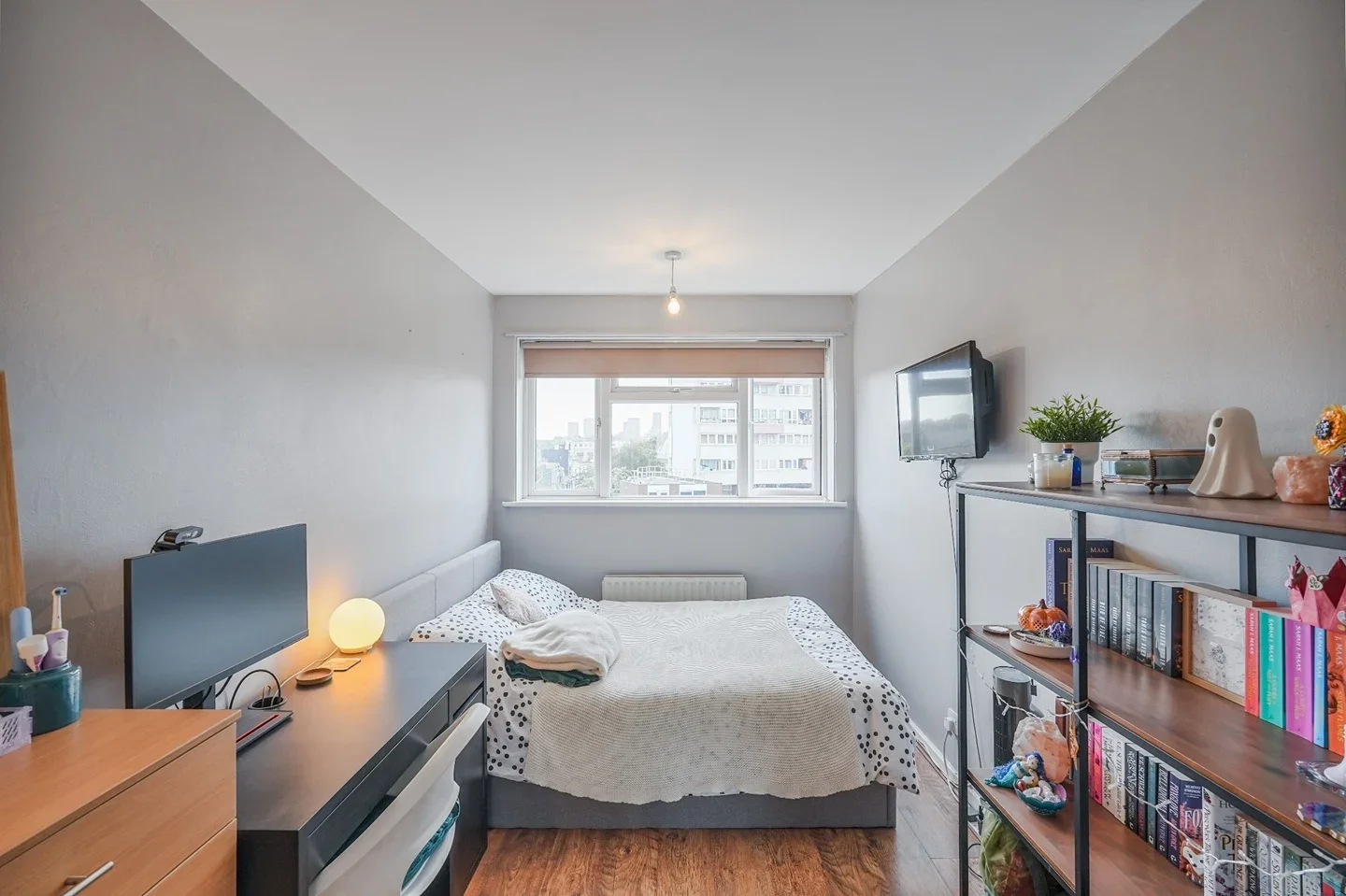 Room Wick Road in Greater London
