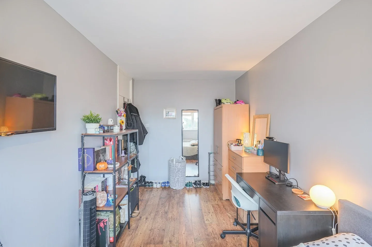 Room Wick Road in Greater London