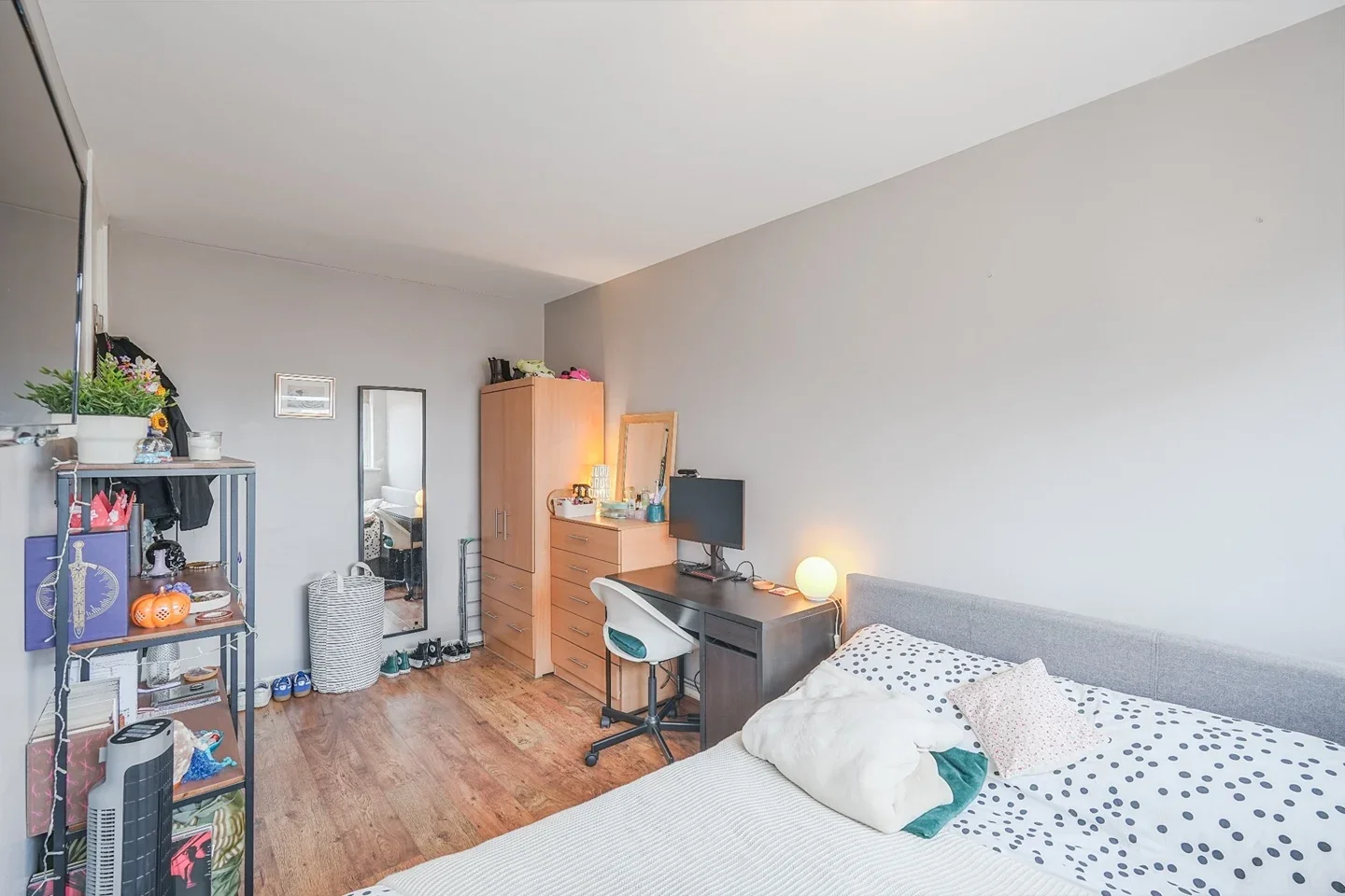 Room Wick Road in Greater London
