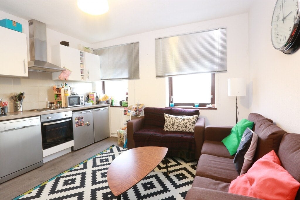 Room Coll's Road in Greater London