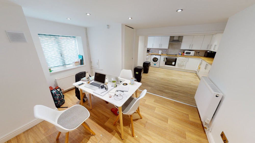 Flat Trelawn Avenue in Leeds