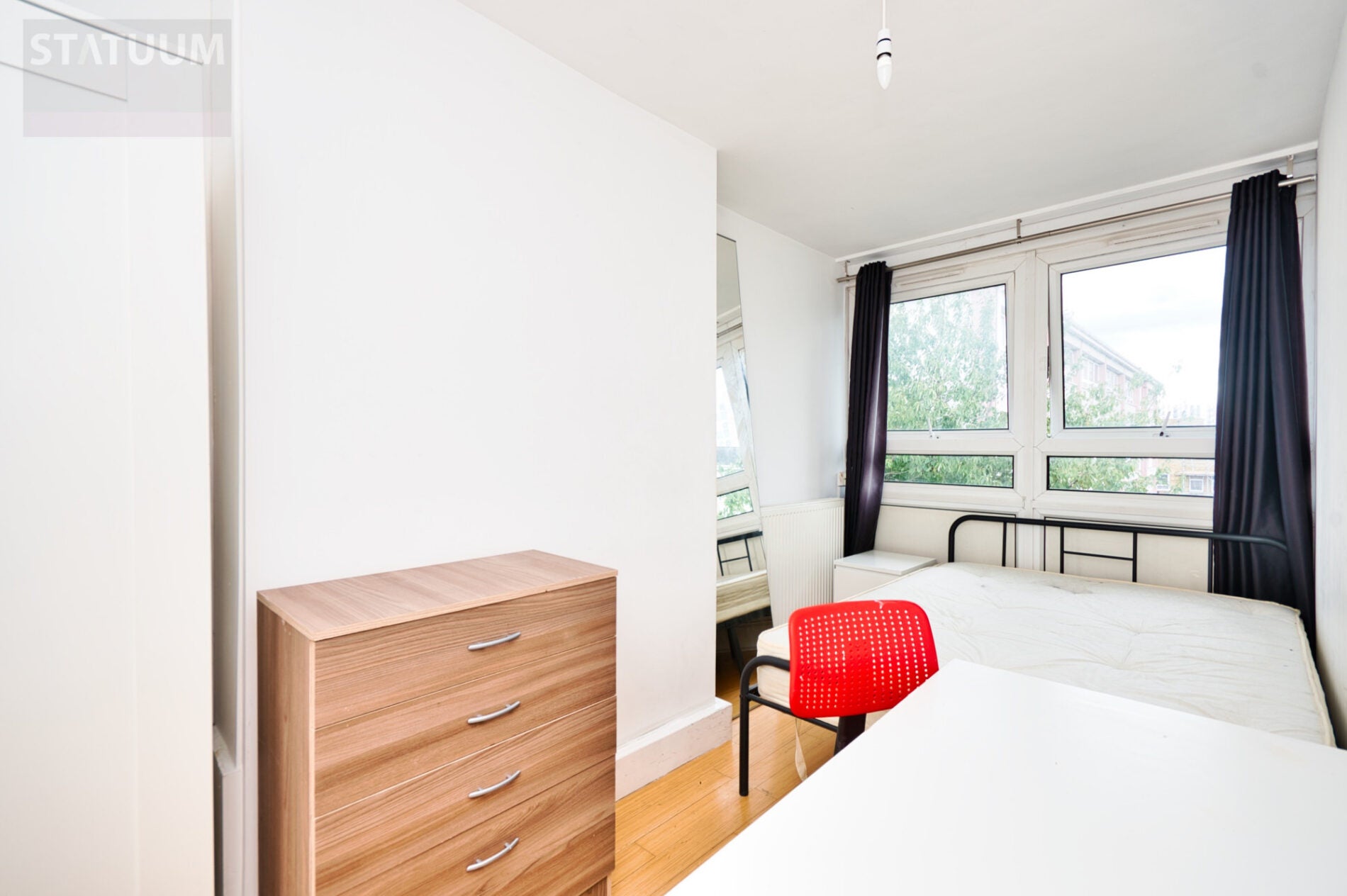 Flat Broomfield Street in Greater London