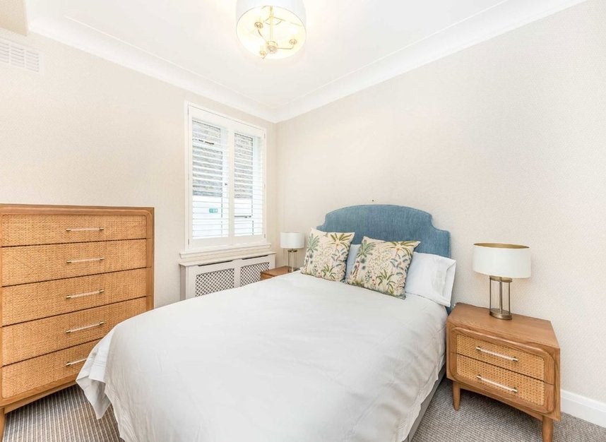 Flat Franklins Row in Greater London