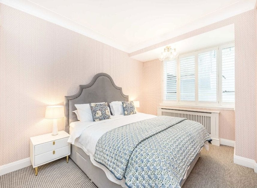 Flat Franklins Row in Greater London