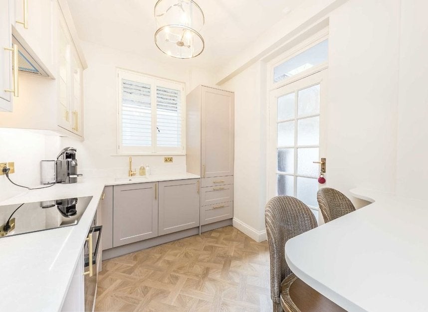 Flat Franklins Row in Greater London