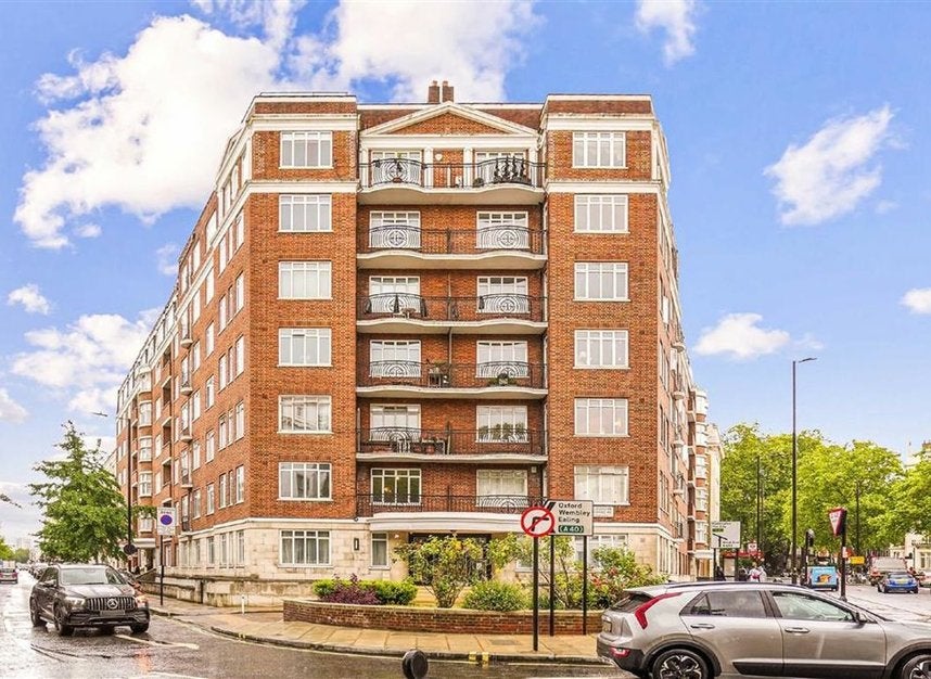 Flat Cerney Mews in City of Westminster