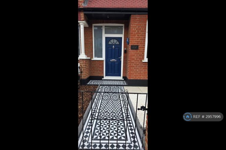 House Links Road in Greater London