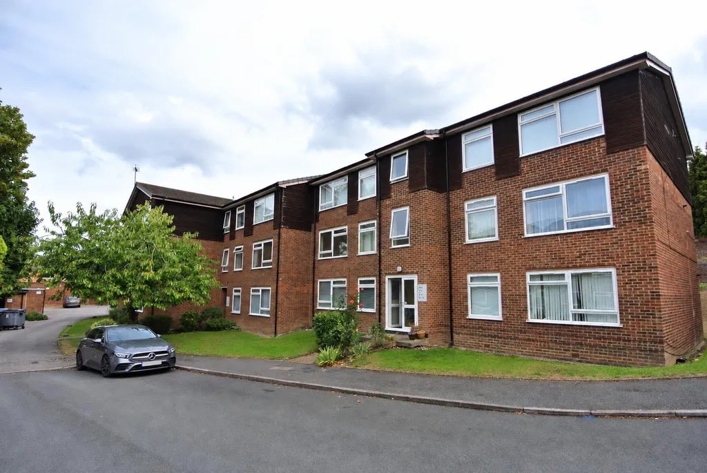 Flat South Road in Borough of Runnymede