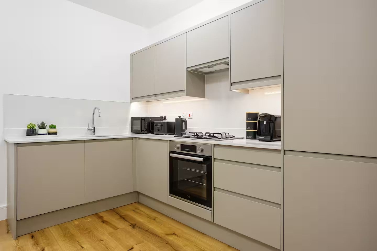 Flat Chalk Farm Road in Greater London
