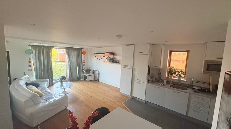 Room Worple Road in Greater London