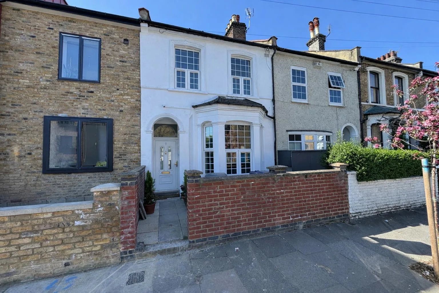 Flat Churchfield Road in Greater London
