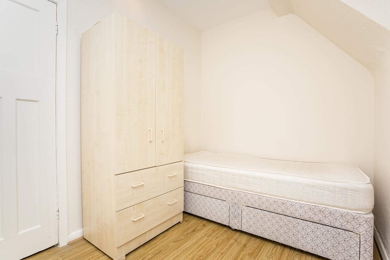 Flat Brampton Grove in Greater London