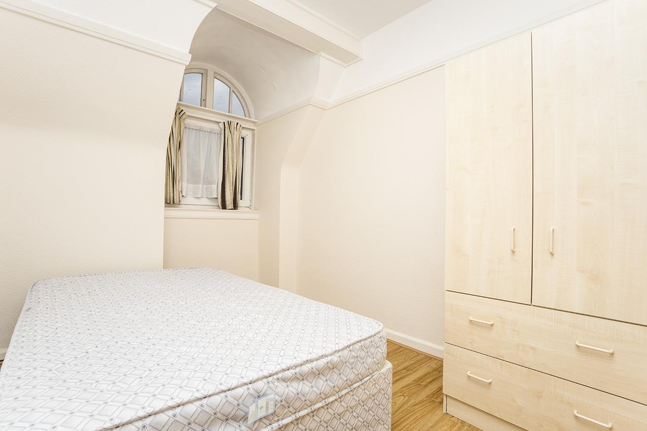 Flat Brampton Grove in Greater London