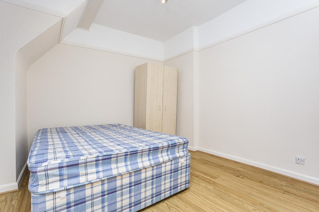 Flat Brampton Grove in Greater London
