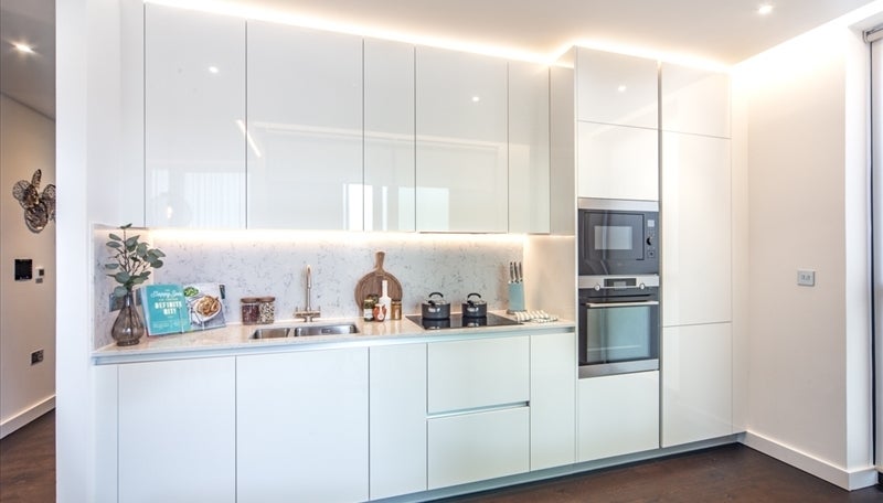 Flat Ponton Road in Greater London