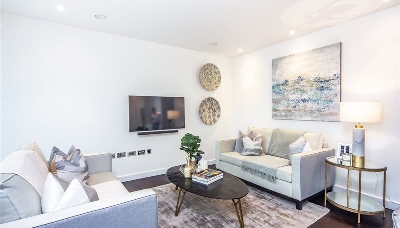 Flat Ponton Road in Greater London