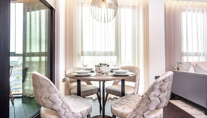 Flat Ponton Road in Greater London