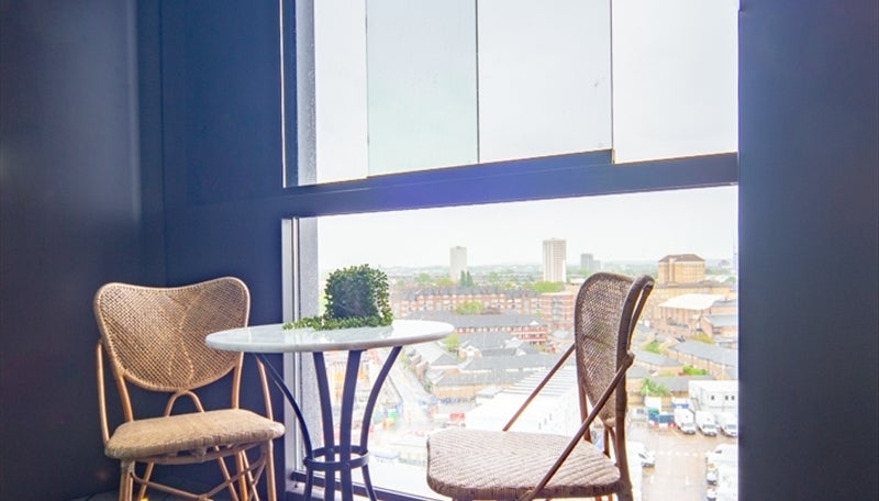 Flat Ponton Road in Greater London