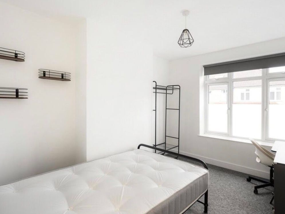Room Ninth Avenue in Filton