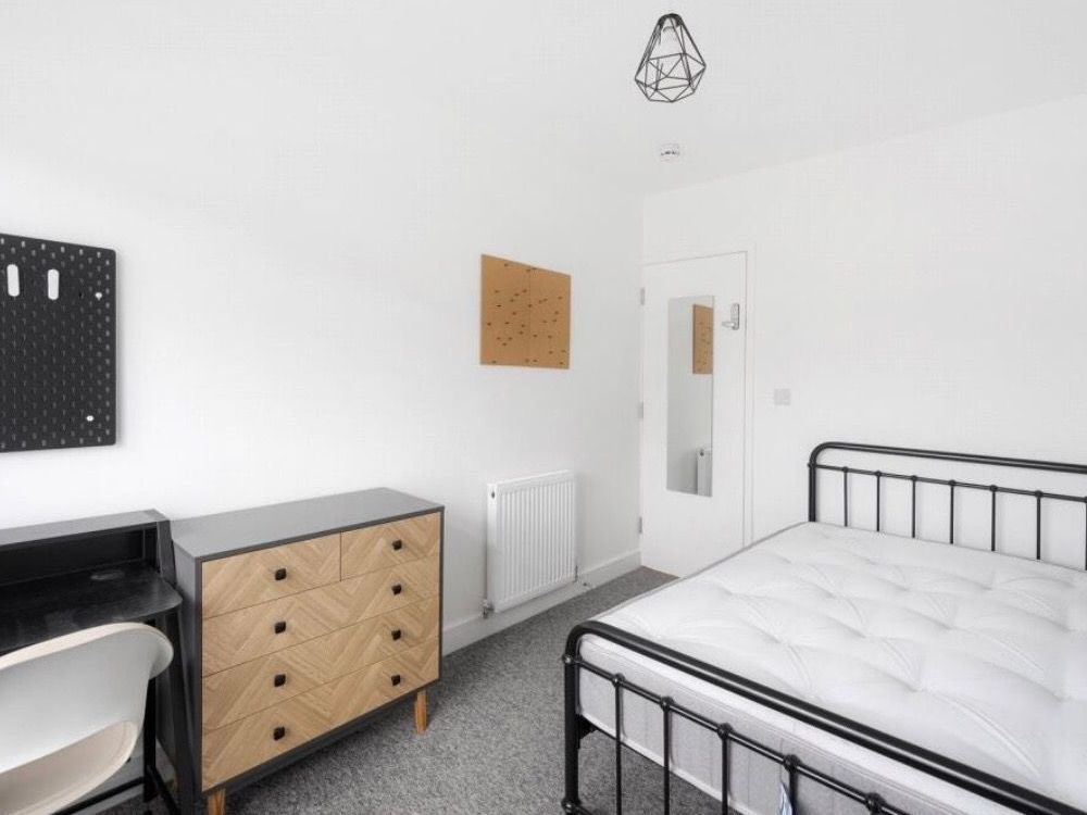 Room Ninth Avenue in Filton
