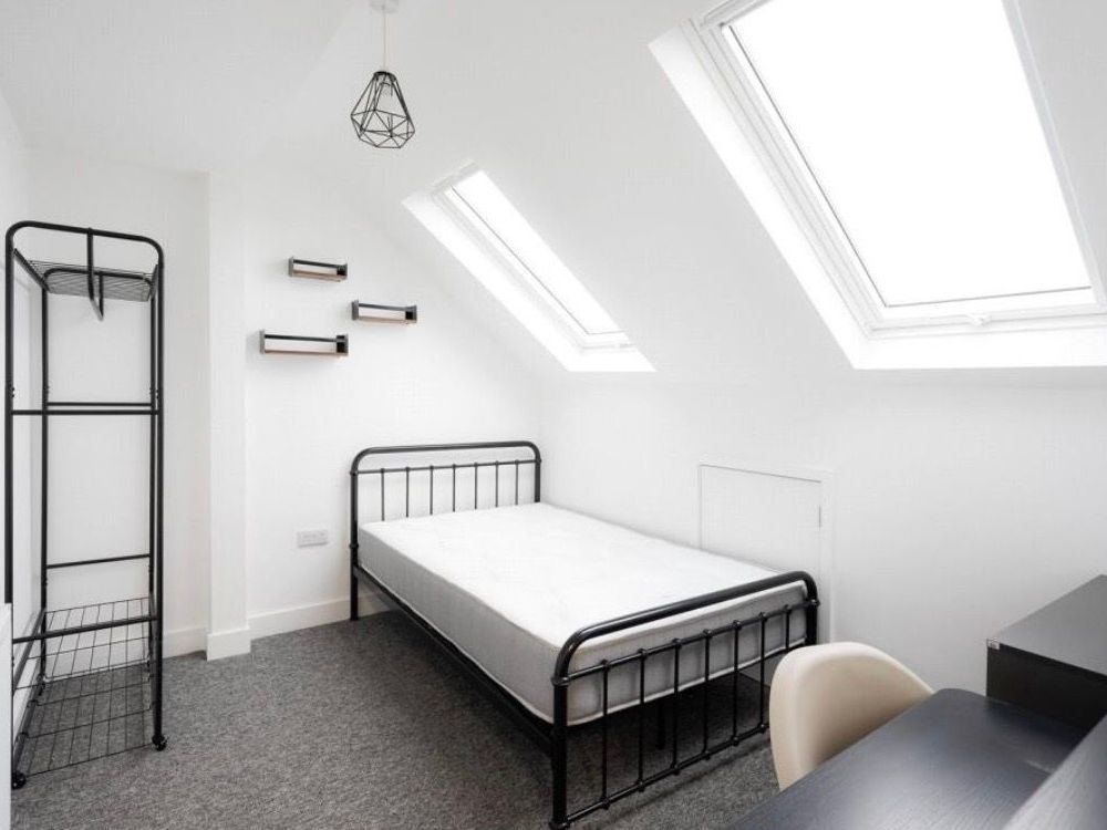 Room Ninth Avenue in Filton