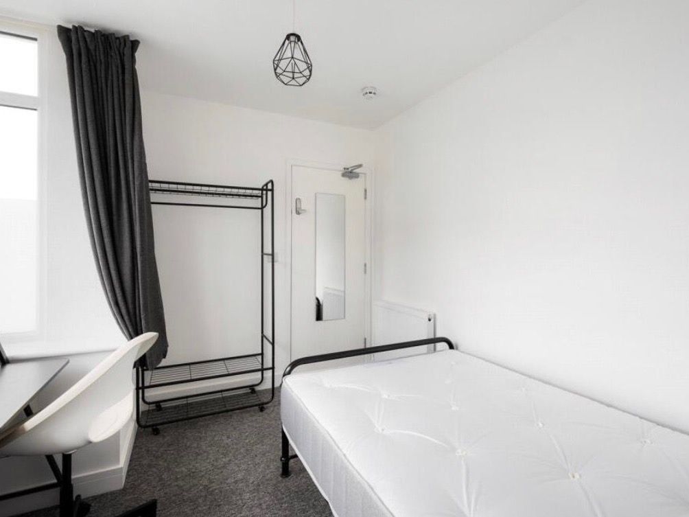 Room Ninth Avenue in Filton
