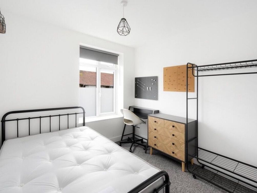 Room Ninth Avenue in Filton
