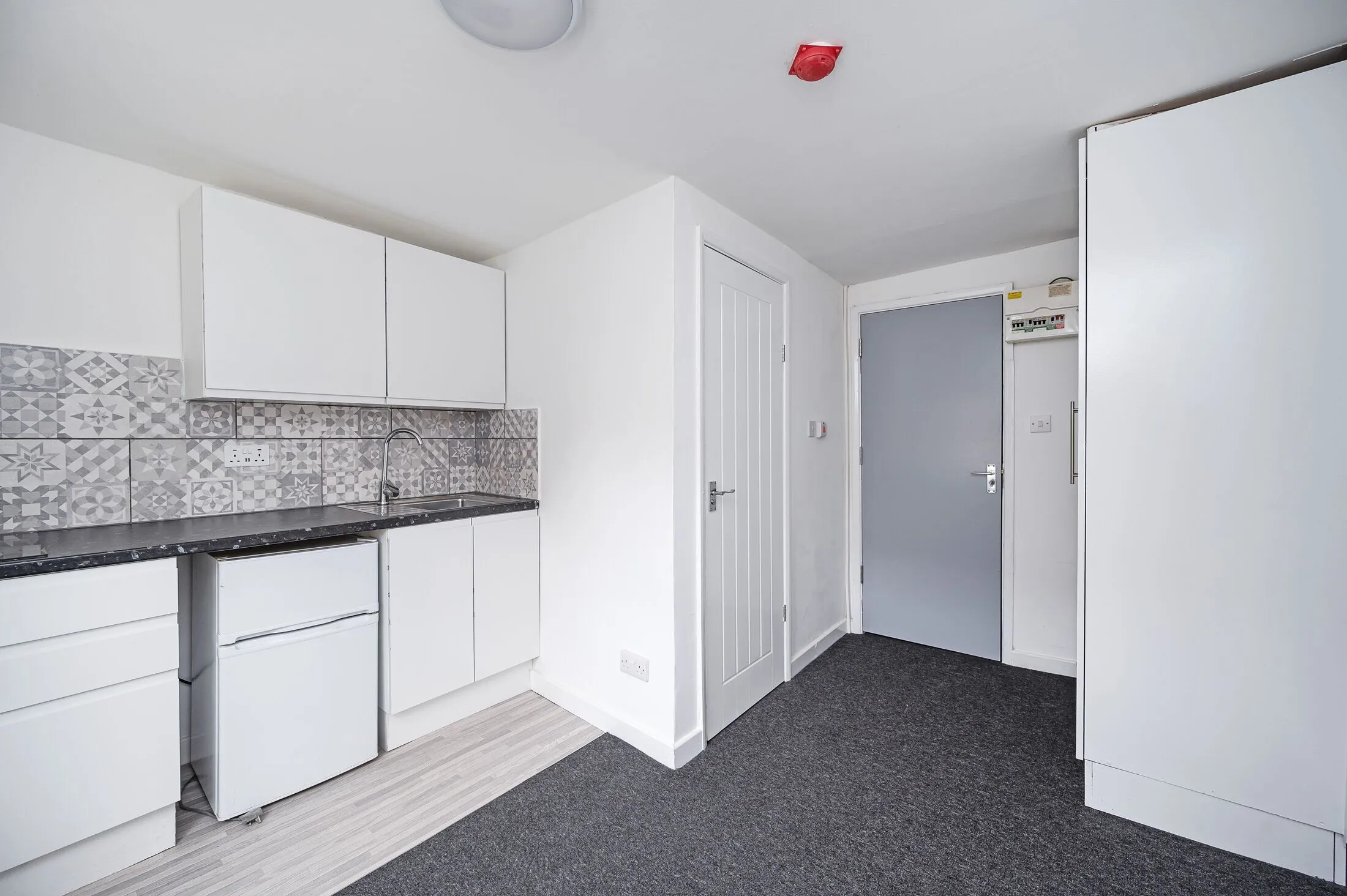 Flat Bodney Road in Greater London