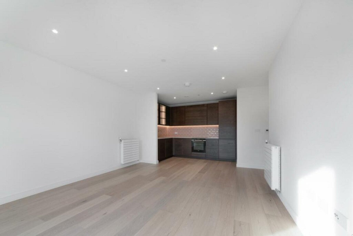 Flat Royal Crest Avenue in Greater London
