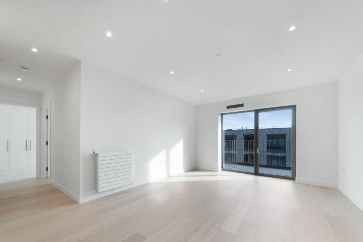 Flat Royal Crest Avenue in Greater London