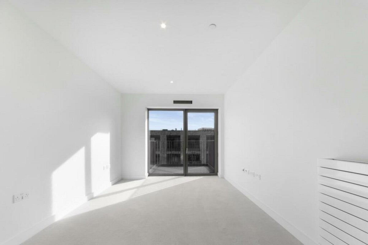 Flat Royal Crest Avenue in Greater London