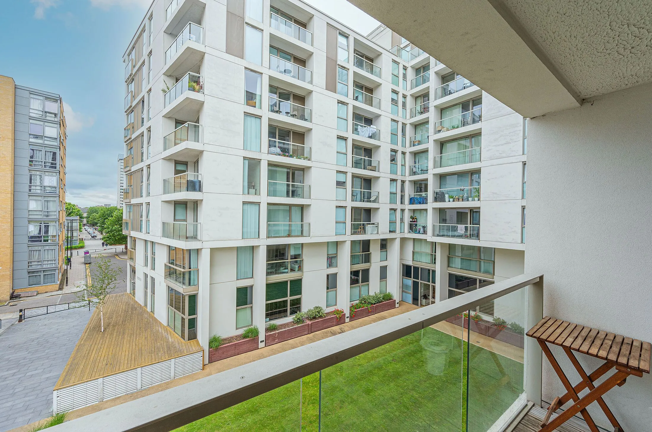 Flat Lanterns Way in Greater London