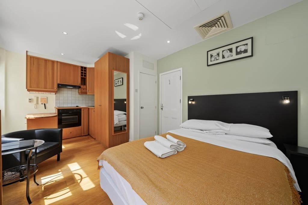 Flat Cartwright Gardens in Greater London