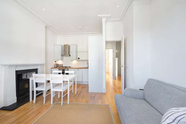 Flat Cathnor Road in Greater London