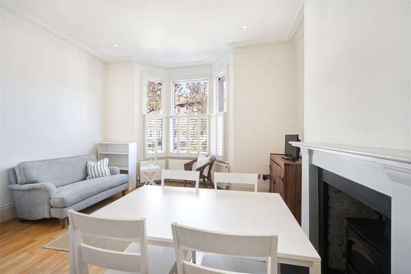 Flat Cathnor Road in Greater London