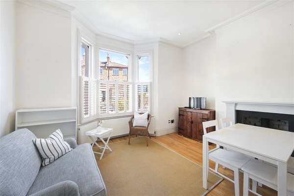 Flat Cathnor Road in Greater London