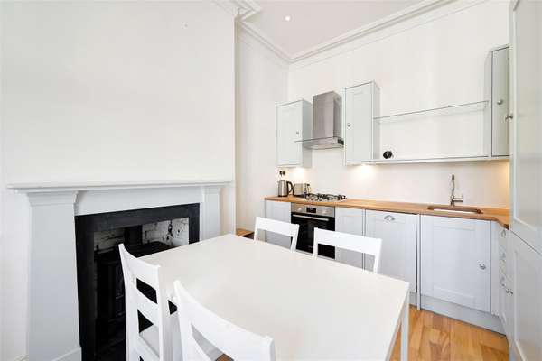 Flat Cathnor Road in Greater London