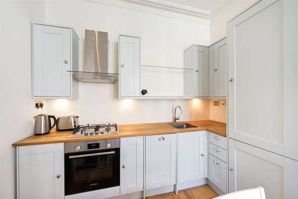 Flat Cathnor Road in Greater London