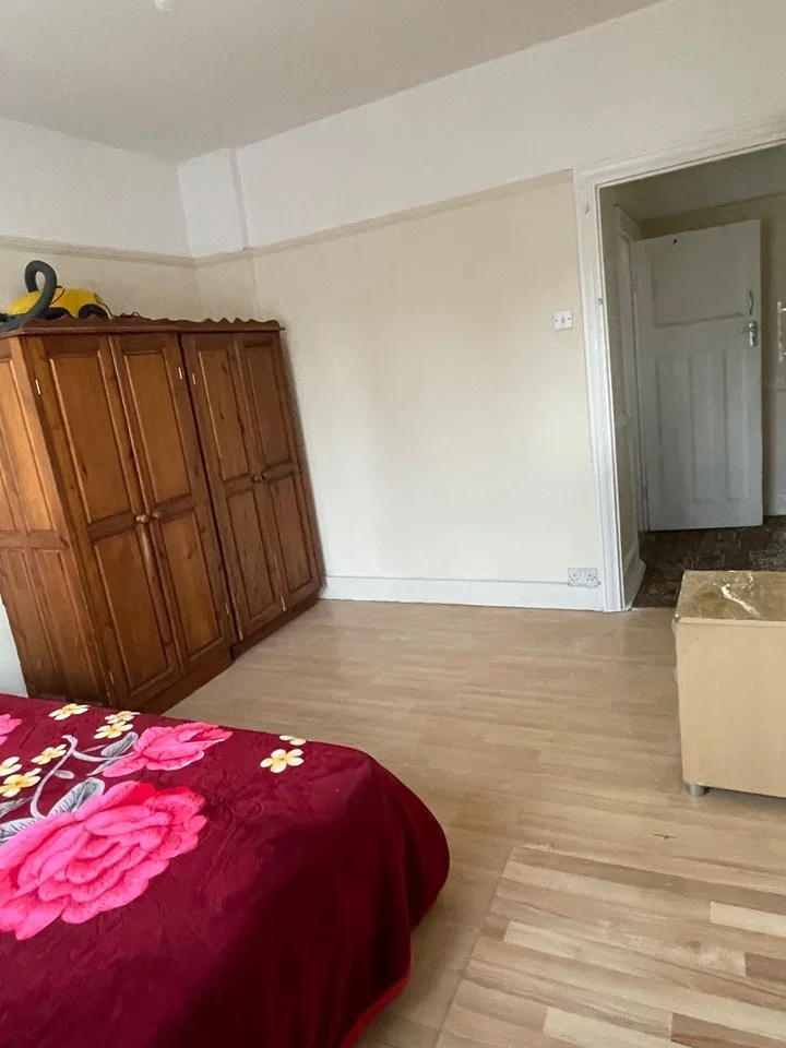Flat Grasmere Gardens in Greater London