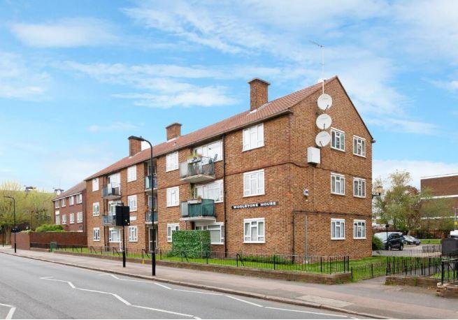 Flat Whiston Road in Greater London