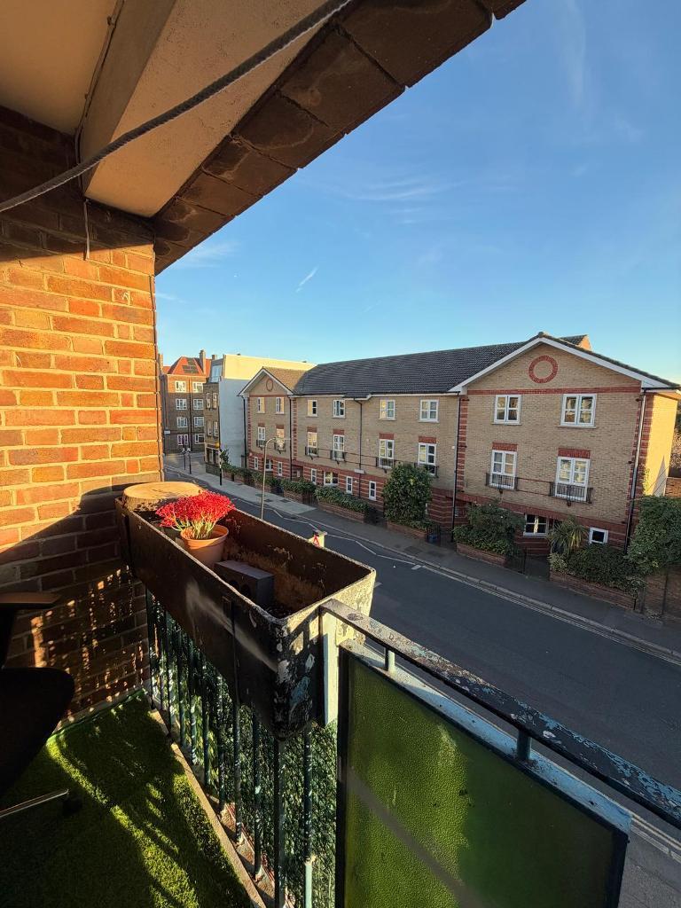 Flat Whiston Road in Greater London