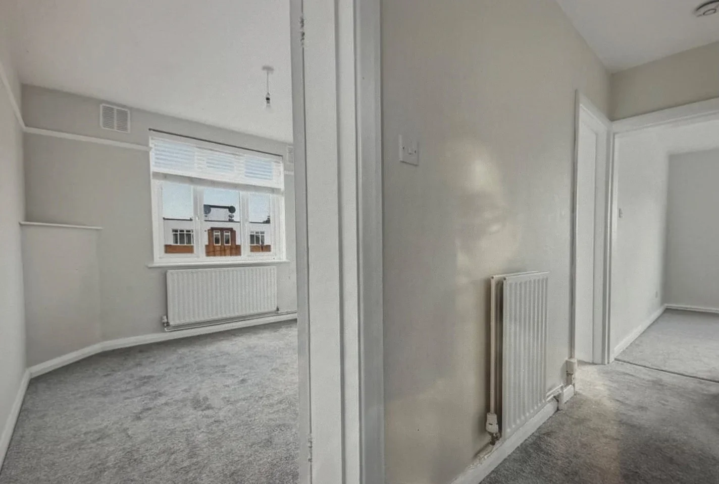 Flat Hainault Road in Greater London