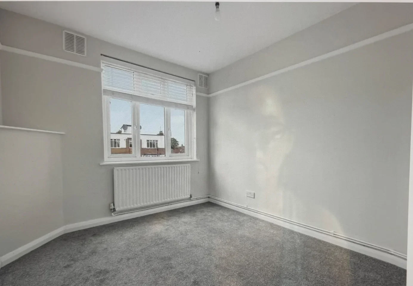 Flat Hainault Road in Greater London