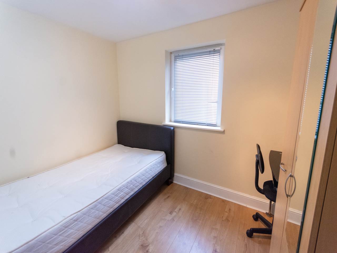 Flat Llanbleddian Gardens in Cardiff