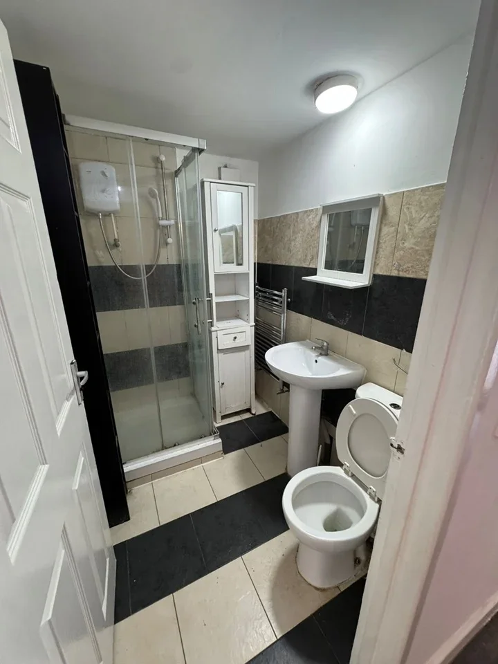 Flat Mayesbrook Road in Greater London