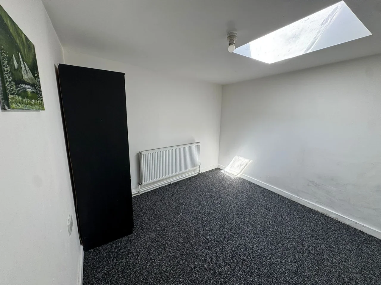 Flat Mayesbrook Road in Greater London