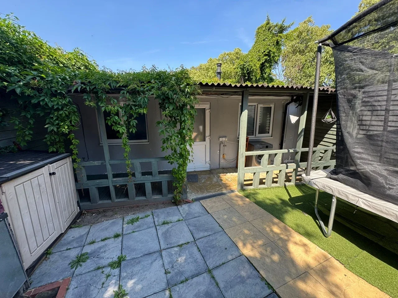 Flat Mayesbrook Road in Greater London