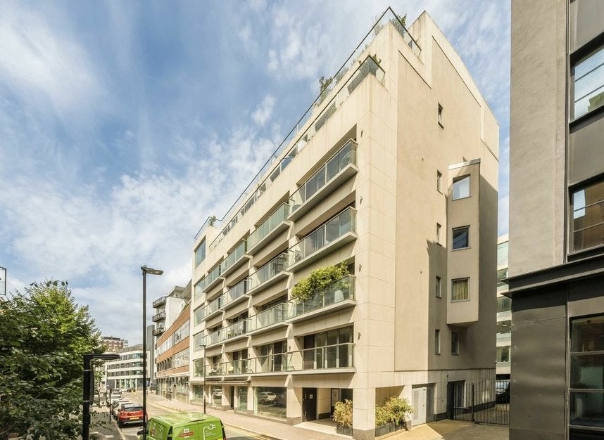 Flat Featherstone Street in Greater London