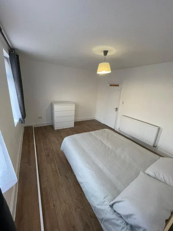 Room High Street in Greater London